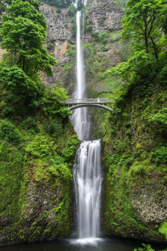 Wasserfall mit Brücke